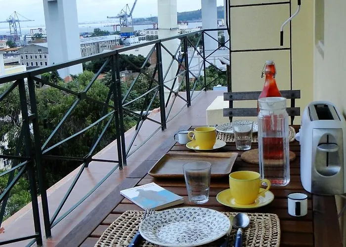 Riverfront Apartment Lisbon